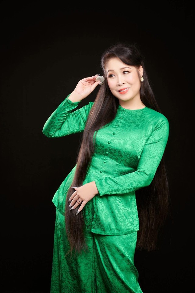 "B&agrave; tr&ugrave;m s&acirc;n khấu" tuổi B&iacute;nh Ngọ l&agrave; Gi&aacute;m đốc, h&ocirc;n nh&acirc;n vi&ecirc;n m&atilde;n b&ecirc;n chồng l&agrave; t&agrave;i tử điện ảnh - Ảnh 2.