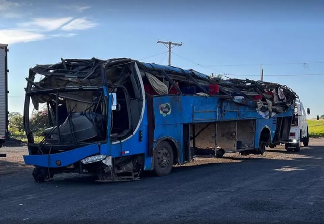 Xe buýt nổ lốp lật úp trên đường, 6 người tử vong, 46 người bị thương- Ảnh 2. Xe buýt nổ lốp lật úp trên đường, 6 người tử vong, 46 người bị thương- Ảnh 2.
