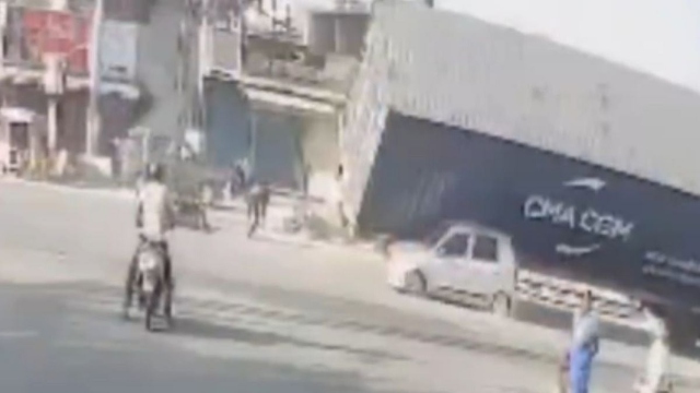 Container lật nghi&ecirc;ng, đ&egrave; tr&uacute;ng &ocirc; t&ocirc; con khiến t&agrave;i xế tử vong - Ảnh 1.