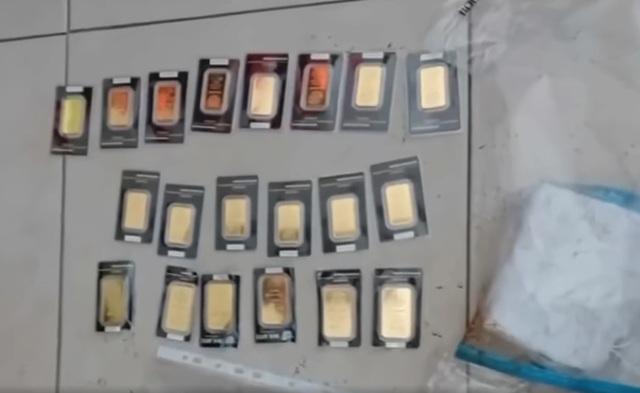 Dọn nhà, người đàn ông ném 20 thỏi vàng trị giá 3,6 tỷ đồng vào thùng rác- Ảnh 1. Dọn nhà, người đàn ông ném 20 thỏi vàng trị giá 3,6 tỷ đồng vào thùng rác- Ảnh 1.