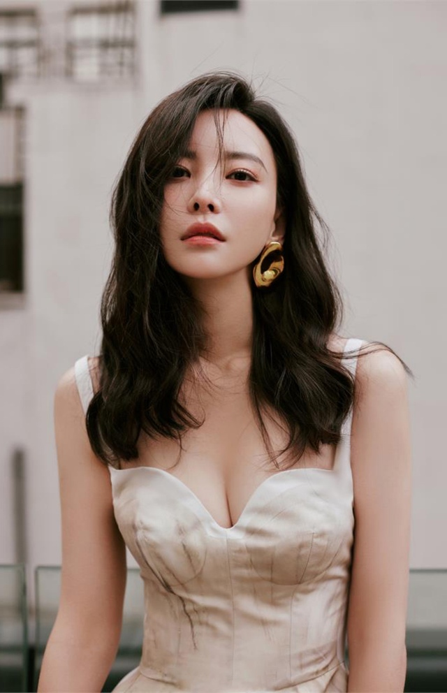 Nữ ca sĩ nổi tiếng ngất xỉu tr&ecirc;n s&acirc;n khấu, cấp cứu trong h&ocirc;n m&ecirc; khiến kh&aacute;n giả lo lắng - Ảnh 3.