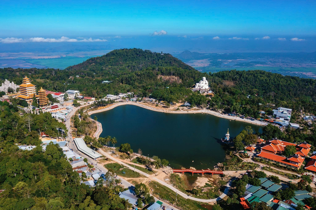 Xu&acirc;n chạm đỉnh trời N&uacute;i Cấm - Ảnh 1.