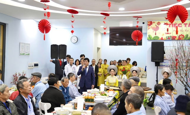 Ấm l&ograve;ng bữa cơm tất ni&ecirc;n tại Bệnh viện K: Trao y&ecirc;u thương tới bệnh nh&acirc;n ung thư - Ảnh 1.