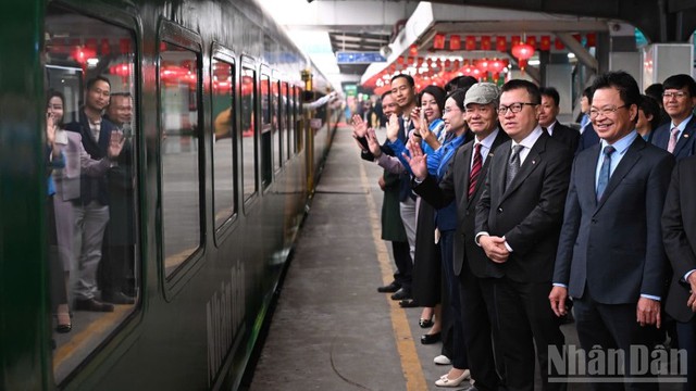 Báo Nhân Dân ra mắt "Chuyến tàu hạnh phúc": Hành trình nhân văn chào Xuân mới - Ảnh 1.