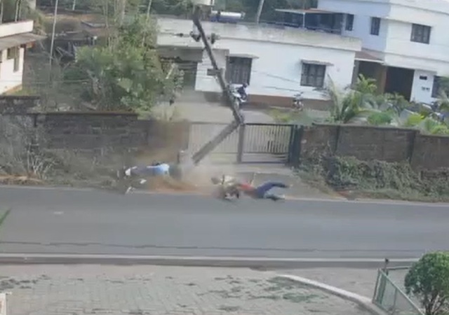 Xe máy tông gãy cột điện, 2 sinh viên văng xuống đường- Ảnh 1. Xe máy tông gãy cột điện, 2 sinh viên văng xuống đường- Ảnh 1.