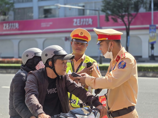 Đ&agrave; Nẵng: Cao điểm Tết, ph&aacute;t hiện xe kh&aacute;ch nhồi nh&eacute;t h&agrave;nh kh&aacute;ch giữa đ&ecirc;m- Ảnh 4.