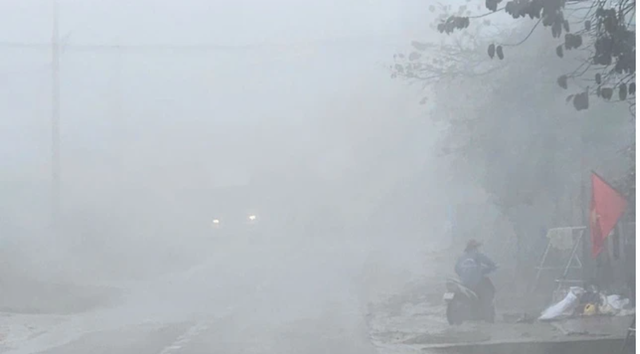 Miền Bắc đ&oacute;n đợt kh&ocirc;ng kh&iacute; lạnh mới, trời mưa ph&ugrave;n k&egrave;m sương m&ugrave; d&agrave;y đặc - Ảnh 1.