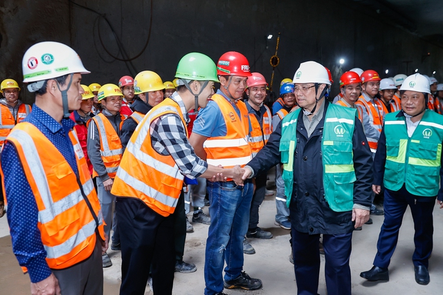 Thủ tướng kiểm tra hiện trường thi c&ocirc;ng tuyến đường sắt đ&ocirc; thị Nhổn - Ga H&agrave; Nội- Ảnh 2.