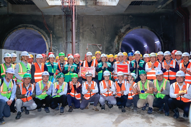 Thủ tướng kiểm tra hiện trường thi c&ocirc;ng tuyến đường sắt đ&ocirc; thị Nhổn - Ga H&agrave; Nội- Ảnh 3.