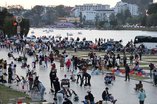 Đà Lạt – Mũi Né đông nghịt du khách dịp Tết, Lâm Đồng du lịch – dịch vụ tăng trưởng ấn tượng- Ảnh 1. Đà Lạt – Mũi Né đông nghịt du khách dịp Tết, Lâm Đồng du lịch – dịch vụ tăng trưởng ấn tượng- Ảnh 1.