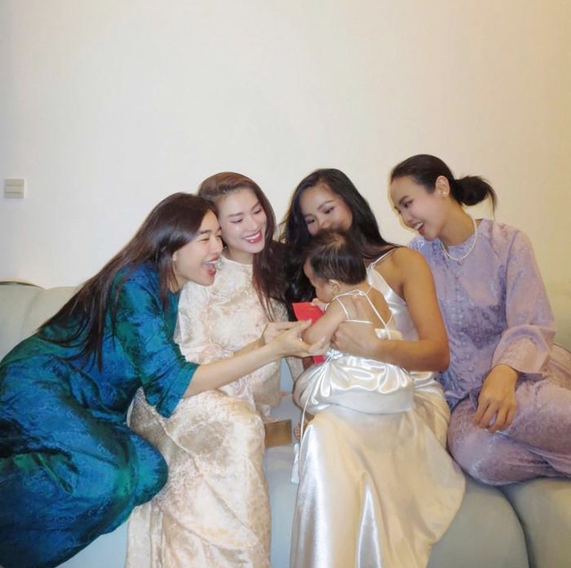 Vẻ đ&aacute;ng y&ecirc;u của con g&aacute;i H'Hen Ni&ecirc; khiến &Aacute; hậu Thủy Ti&ecirc;n "tan chảy" - Ảnh 1.