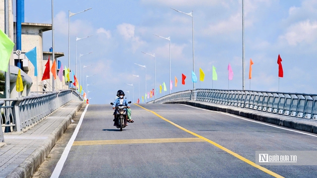 Cận cảnh c&acirc;y cầu thứ 7 bắc qua s&ocirc;ng Tr&agrave; Kh&uacute;c ở Quảng Ng&atilde;i - Ảnh 7.