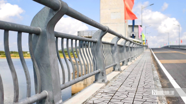 Cận cảnh c&acirc;y cầu thứ 7 bắc qua s&ocirc;ng Tr&agrave; Kh&uacute;c ở Quảng Ng&atilde;i - Ảnh 9.