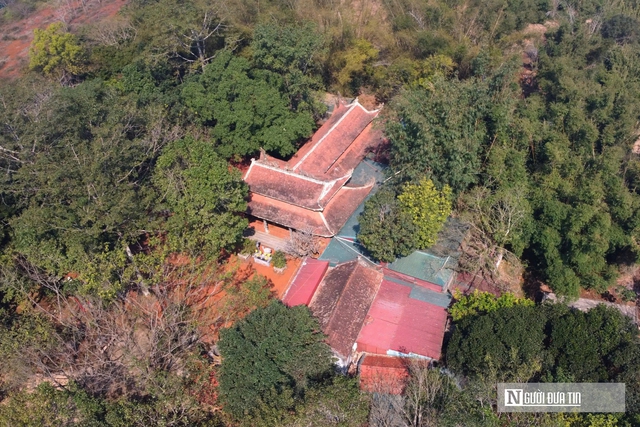 Trong m&agrave;n mưa, d&ograve;ng người vẫn đổ về "huyệt đạo thi&ecirc;ng" Am Ti&ecirc;n trước ng&agrave;y 'mở cổng trời'- Ảnh 1.