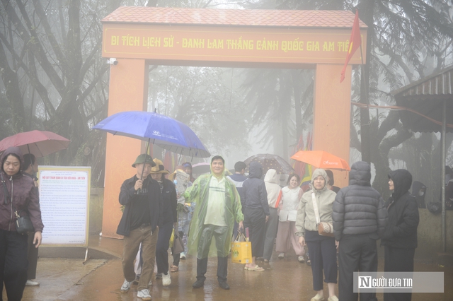 Trong m&agrave;n mưa, d&ograve;ng người vẫn đổ về "huyệt đạo thi&ecirc;ng" Am Ti&ecirc;n trước ng&agrave;y 'mở cổng trời'- Ảnh 3.