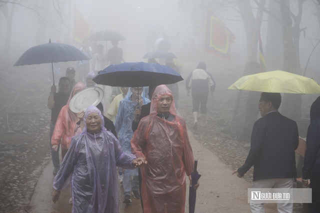 Trong m&agrave;n mưa, d&ograve;ng người vẫn đổ về "huyệt đạo thi&ecirc;ng" Am Ti&ecirc;n trước ng&agrave;y 'mở cổng trời'- Ảnh 4.