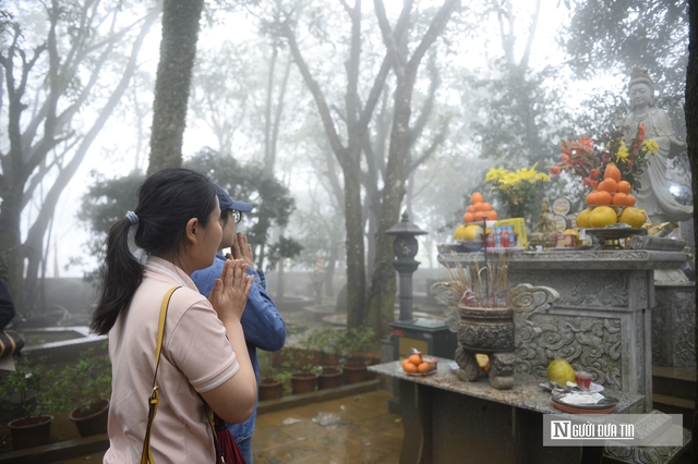 Trong m&agrave;n mưa, d&ograve;ng người vẫn đổ về "huyệt đạo thi&ecirc;ng" Am Ti&ecirc;n trước ng&agrave;y 'mở cổng trời'- Ảnh 7.