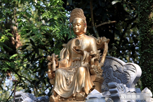 Trong m&agrave;n mưa, d&ograve;ng người vẫn đổ về "huyệt đạo thi&ecirc;ng" Am Ti&ecirc;n trước ng&agrave;y 'mở cổng trời'- Ảnh 8.