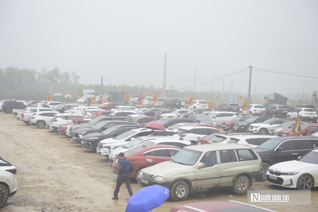 Trong m&agrave;n mưa, d&ograve;ng người vẫn đổ về "huyệt đạo thi&ecirc;ng" Am Ti&ecirc;n trước ng&agrave;y 'mở cổng trời'- Ảnh 10.