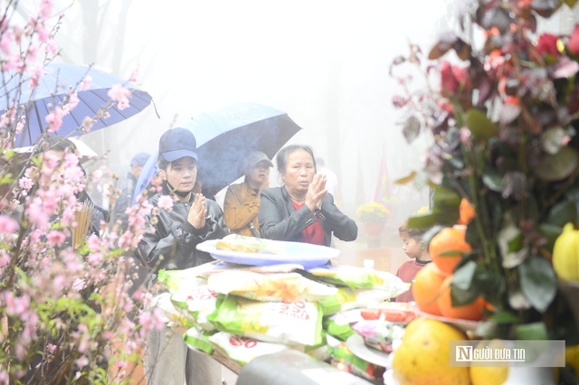 Trong m&agrave;n mưa, d&ograve;ng người vẫn đổ về "huyệt đạo thi&ecirc;ng" Am Ti&ecirc;n trước ng&agrave;y 'mở cổng trời'- Ảnh 11.