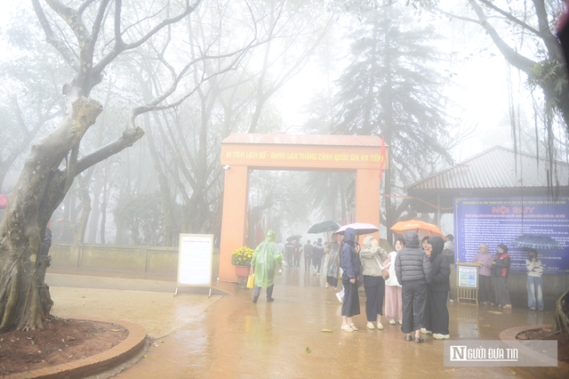 Trong m&agrave;n mưa, d&ograve;ng người vẫn đổ về "huyệt đạo thi&ecirc;ng" Am Ti&ecirc;n trước ng&agrave;y 'mở cổng trời'- Ảnh 12.