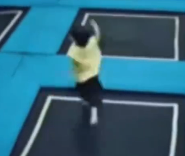 B&eacute; trai 4 tuổi tử vong sau khi uống thứ nước "vạn người m&ecirc;", camera gi&aacute;m s&aacute;t ghi lại cảnh tượng đau l&ograve;ng - Ảnh 1.