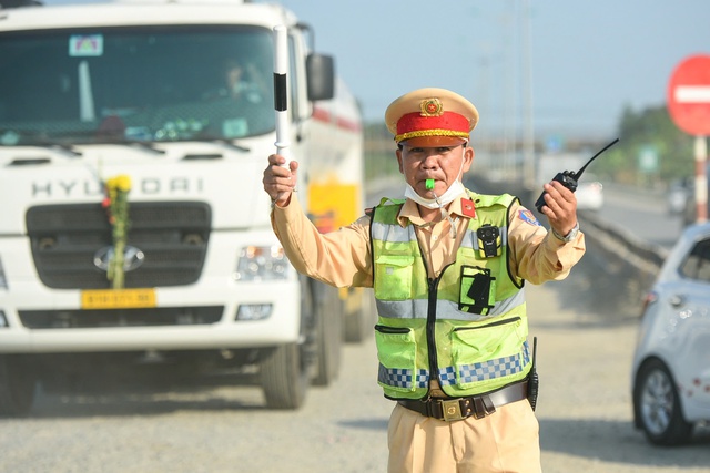 CSGT Đà Nẵng xuyên Tết giữ đường thông suốt, tai nạn giảm sâu - Ảnh 1.