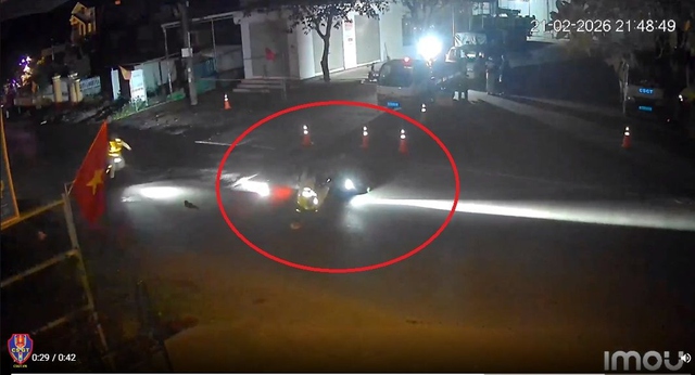 Bắt đối tượng lao xe v&agrave;o CSGT để bỏ chạy khi bị kiểm tra - Ảnh 1.