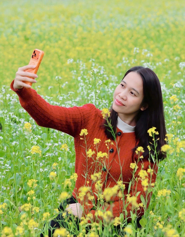 Hoa cải nhuộm v&agrave;ng, gọi bước ch&acirc;n du xu&acirc;n - Ảnh 3.