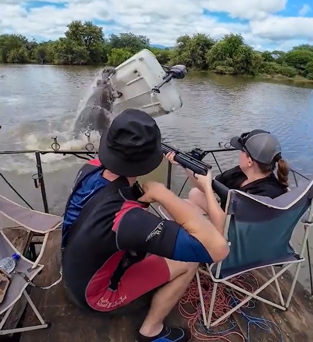 H&agrave; m&atilde; hung h&atilde;n lật &uacute;p chiếc thuyền, người đ&agrave;n &ocirc;ng rơi xuống s&ocirc;ng - Ảnh 1.