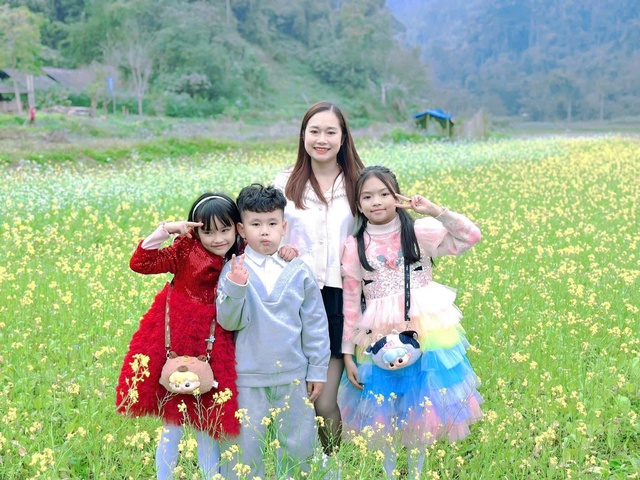 Hoa cải nhuộm v&agrave;ng, gọi bước ch&acirc;n du xu&acirc;n - Ảnh 1.