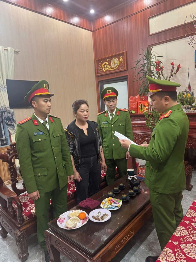 Tạm giữ người phụ nữ chửi bới, thu tiền tr&ocirc;ng giữ xe v&agrave;o đền b&agrave; ch&uacute;a Then - Ảnh 1.