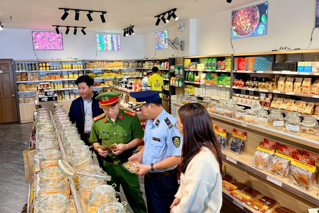 Hậu Tết, quản l&yacute; thị trường L&acirc;m Đồng vẫn căng m&igrave;nh chống bu&ocirc;n lậu, h&agrave;ng nh&aacute;i- Ảnh 1.