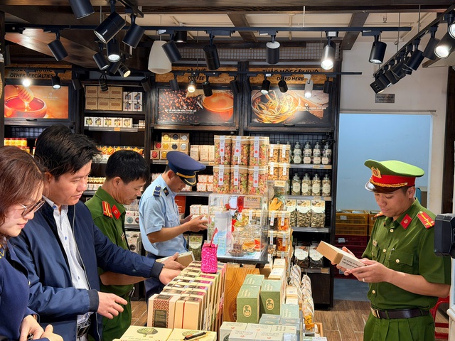 Hậu Tết, quản l&yacute; thị trường L&acirc;m Đồng vẫn căng m&igrave;nh chống bu&ocirc;n lậu, h&agrave;ng nh&aacute;i- Ảnh 5.