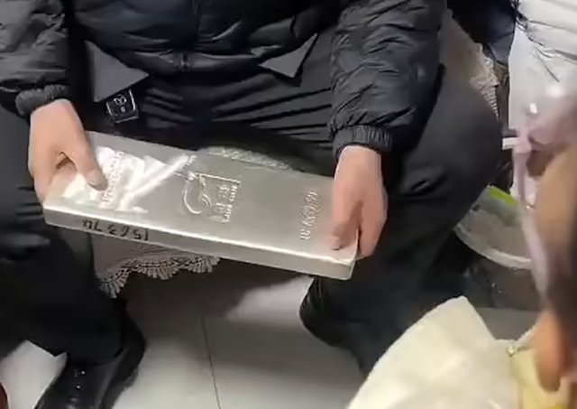 Đang chơi, bé gái 5 tuổi được người đàn ông tặng "quà lạ" hơn 1 tỷ đồng và cái kết bất ngờ- Ảnh 1. Đang chơi, bé gái 5 tuổi được người đàn ông tặng "quà lạ" hơn 1 tỷ đồng và cái kết bất ngờ- Ảnh 1.