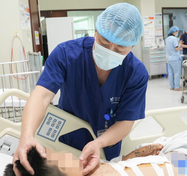 Nhặt được vật lạ nhấp nháy, bé 9 tuổi cầm lên chơi không ngờ thủng dạ dày, hỏng mắt - Ảnh 1.