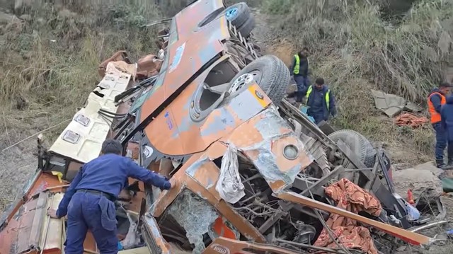 Xe buýt chở 44 người lao xuống bờ sông, 19 người tử vong - Ảnh 1.