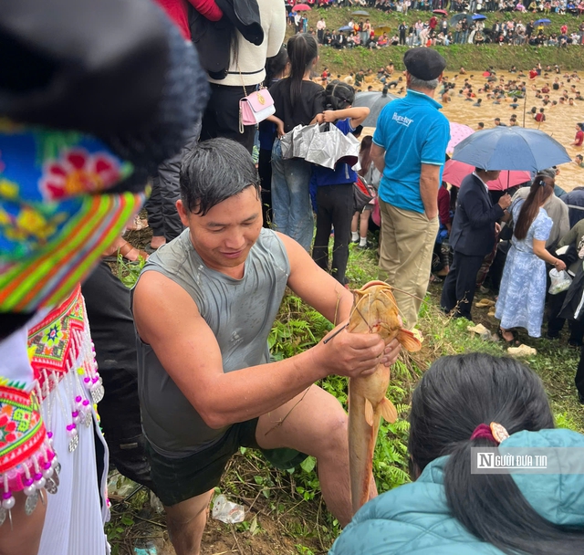 N&aacute;o nhiệt hội thi bắt c&aacute; tay kh&ocirc;ng trong m&ugrave;a lễ hội đầu xu&acirc;n - Ảnh 3.