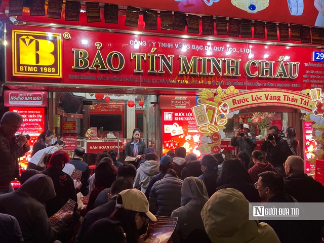 Xuy&ecirc;n đ&ecirc;m xếp h&agrave;ng mua v&agrave;ng bạc ng&agrave;y v&iacute;a Thần T&agrave;i: Người lớn giữ lệ mua v&agrave;ng, giới trẻ chuộng bạc t&iacute;ch lũy- Ảnh 3.