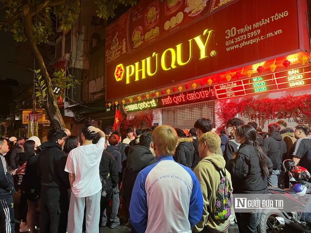 Xuy&ecirc;n đ&ecirc;m xếp h&agrave;ng mua v&agrave;ng bạc ng&agrave;y v&iacute;a Thần T&agrave;i: Người lớn giữ lệ mua v&agrave;ng, giới trẻ chuộng bạc t&iacute;ch lũy- Ảnh 4.