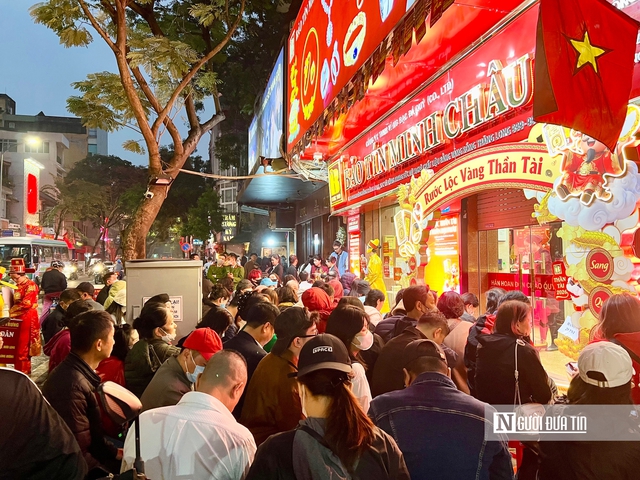 Xuy&ecirc;n đ&ecirc;m xếp h&agrave;ng mua v&agrave;ng bạc ng&agrave;y v&iacute;a Thần T&agrave;i: Người lớn giữ lệ mua v&agrave;ng, giới trẻ chuộng bạc t&iacute;ch lũy- Ảnh 1.