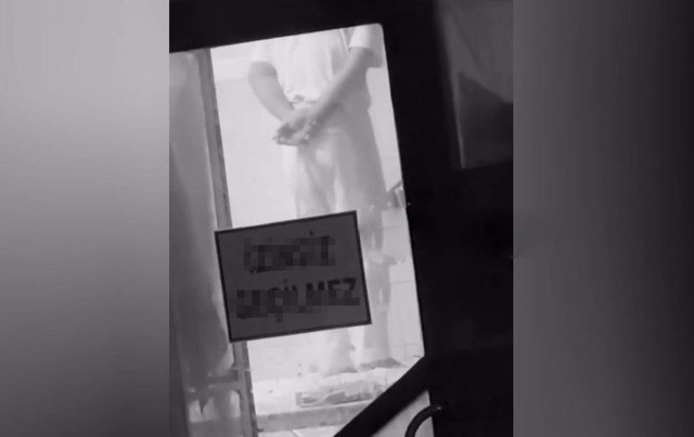 Nh&acirc;n vi&ecirc;n l&agrave;m b&aacute;nh kẹo bị bắt quả tang d&ugrave;ng ch&acirc;n nhồi bột- Ảnh 1.