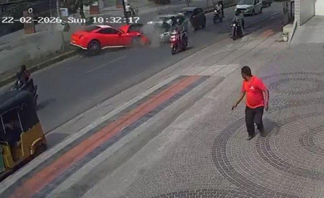 Si&ecirc;u xe Ferrari trị gi&aacute; 11,5 tỷ đồng đ&acirc;m tr&uacute;ng nhiều phương tiện tr&ecirc;n phố - Ảnh 1.