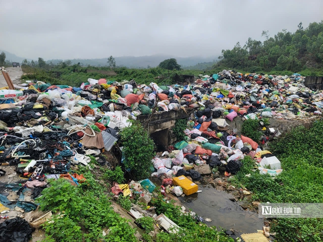 R&aacute;c thải dồn ứ sau Tết khiến cuộc sống của h&agrave;ng trăm hộ d&acirc;n bị đảo lộn- Ảnh 2.