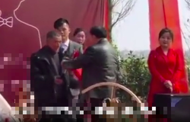 Bất ngờ bị trả lại hơn 700 triệu đồng tiền th&aacute;ch cưới, ch&uacute; rể &ocirc;m mặt bật kh&oacute;c trước c&acirc;u n&oacute;i của bố vợ - Ảnh 1.