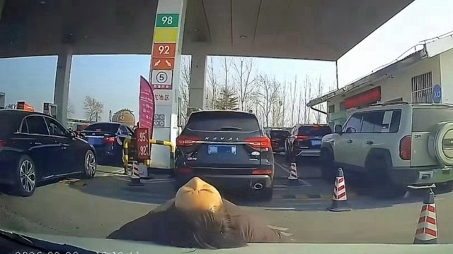 Người phụ nữ lao ra nằm l&ecirc;n nắp capo &ocirc; t&ocirc; v&agrave; l&yacute; do kh&oacute; tin - Ảnh 1.