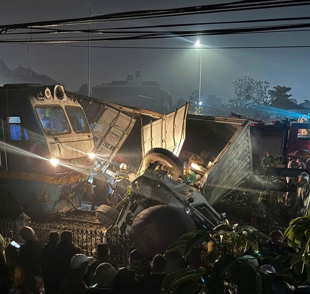 Khoảnh khắc xe tải bị t&agrave;u hỏa đ&acirc;m tr&uacute;ng khiến t&agrave;i xế tử vong - Ảnh 1.