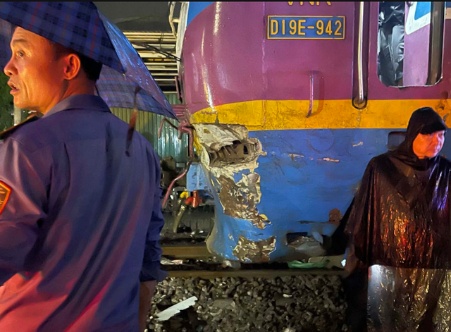 Xe tải chắn ngang đường sắt bị t&agrave;u SE3 "v&ograve; n&aacute;t" ở H&agrave; Nội: T&agrave;i xế tử vong tại chỗ  - Ảnh 2.