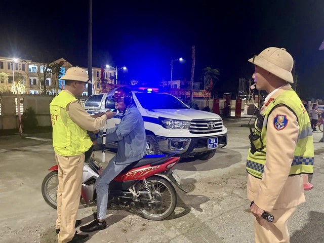 Cô gái vi phạm nồng độ cồn do bị bạn bè “ép” uống một cốc bia mới cho về- Ảnh 1. Cô gái vi phạm nồng độ cồn do bị bạn bè “ép” uống một cốc bia mới cho về- Ảnh 1.