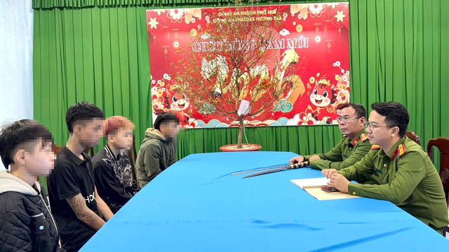 Gia cảnh phía sau nhóm thiếu niên mang hung khí “diễn” trên phố Huế- Ảnh 2. Gia cảnh phía sau nhóm thiếu niên mang hung khí “diễn” trên phố Huế- Ảnh 2.